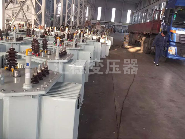 六盘水准备装车的变压器